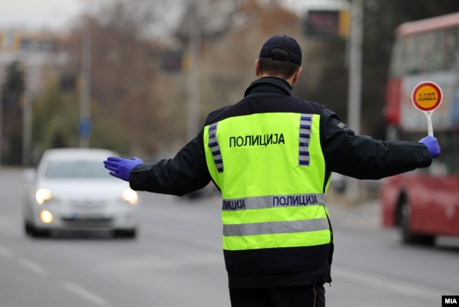 Pjesëtar i policisë duke drejtuar trafikun në Maqedoninë e Veriut.