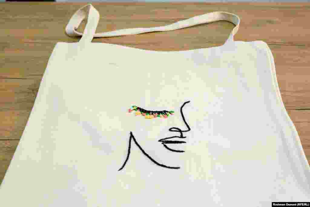 Ova torba prikazuje cvijeće na ženskim trepavicama, umjesto suza.