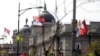 Flamuj serb të vendosur në ndërtesën e Qeverisë së Serbisë në Beograd. 