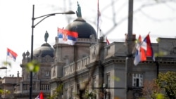 Flamuj serb të vendosur në ndërtesën e Qeverisë së Serbisë në Beograd. 