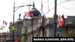 Flamuj serb të vendosur në ndërtesën e Qeverisë së Serbisë në Beograd. 