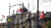 Dan srpskog jedinstva, slobode i nacionalne zastave, kako je pun naziv, se od 2021. godine obeležava u Srbiji i bosansko-hercegovačkom entitetu Republici Srpskoj (Foto: Zastave Srbije vijore se na zgradi Vlade Srbije u Beogradu, arhivska fotografija)