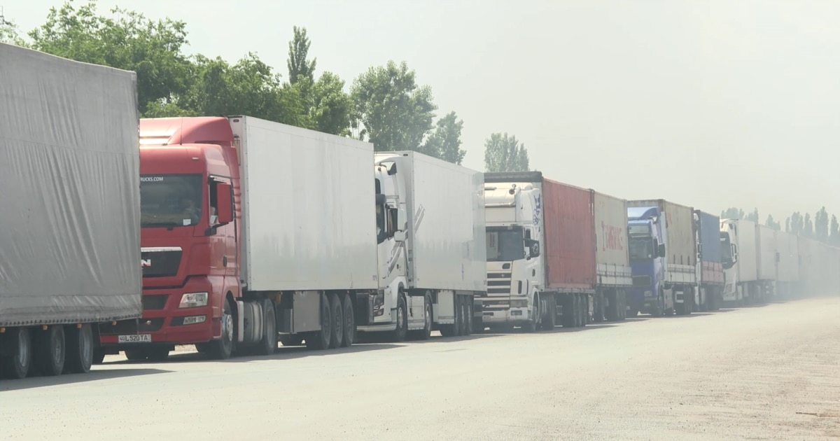 Ресейлік жүк көлігі аялдамада