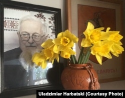 Фота Аляксандра Надсана у Скарынаўскай бібліятэцы ў Лёндане. Здымак У. Гарбацкага