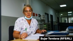Remzie Mehmeti, infermiere në Klinikën Infektive, duke mbajtur shënime, më 26 gusht 2021.