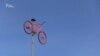 Велосипедом на стовпі у Сумах нагадали про невиконані обіцянки (відео)