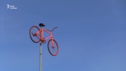 Велосипедом на стовпі у Сумах нагадали про невиконані обіцянки (відео)