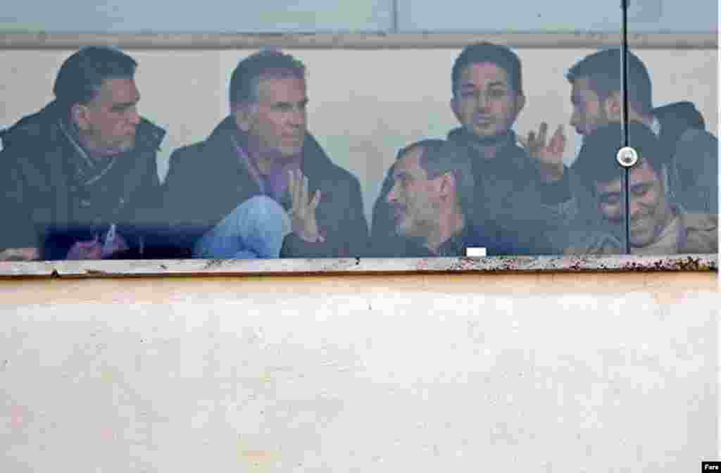 زندانی در آزادی؛&zwnj; هفته گذشته محمد مایلی&zwnj;کهن که چند وقت پیش به خاطرشکایت علی دایی به زندان افتاده بود،&zwnj;در استادیوم آزادی حضور پیدا کرد تا بازی پرسپولیس و فولاد را از نزدیک تماشا کند. او در این عکس جلوی کارلوس کیروشی نشسته که از منتقدان سرسخت حضورش در ایران است. &nbsp;