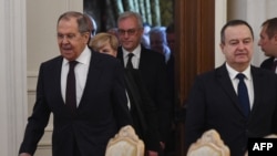 Ministri i Jashtëm rus, Sergei Lavrov (majtas) dhe homologu i vet serb, Ivica Daçiq, duke u futur në një sallë bisedimesh në Moskë, 21 mars 2024.