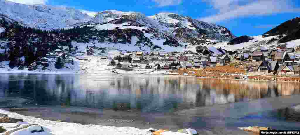Prokoško jezero, glečerskog porijekla, nalazi se na planini Vranici, na oko 1.630 metara nadmorske visine. U zimskom periodu jezero je zaleđeno.