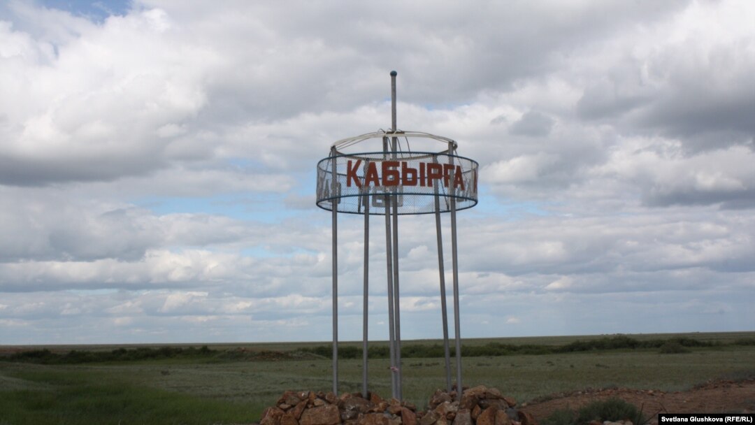 Мен зауытта бір әйелді есекке сиқтым. Русский порно: өгей әке өгей қызын трахает