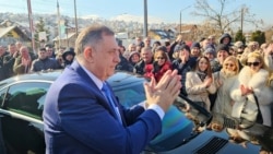 Milorad Dodik pozdravlja pristalice ispred Suda BiH u Sarajevu (fotoarhiv)