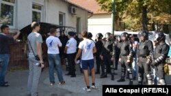 Poliţia nu a permis tinerilor cu tricouri Liga Tineretului Rus să circule pe traseul Marşului Unirii.