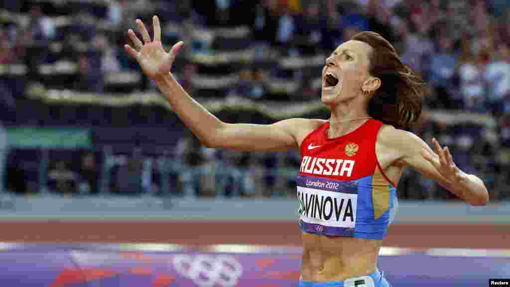 Rusiyalı Mariya Savinova 800m məsafəyə qaçışda finişə birində gəlir