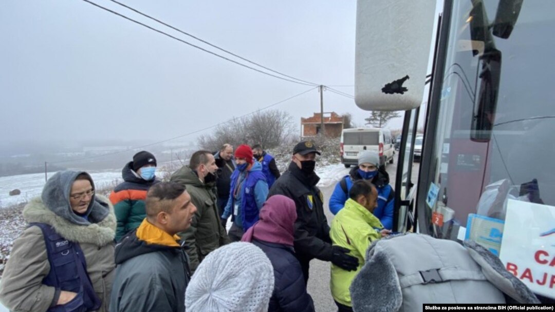 U saopštenju se navodi da su porodice migranata, među kojima je i 105 djece, smještene u privremene prihvatne centre.  