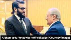 د انځور ښي لوري ته د ازبکستان د بهرنیو چارو وزیر عبدالعزیز کاملوف او چپ لوري ته د افغانستان د ملي امنیت سلاکار حمدالله محب