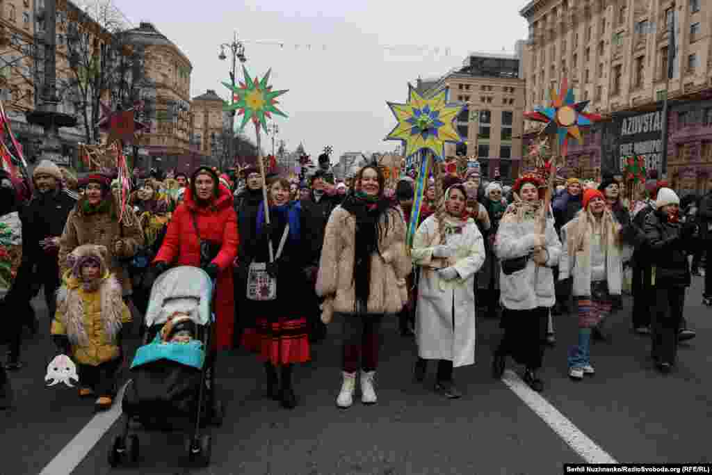 Різдвяна хода на Хрещатику. На фоні видніється банер, що нагадує про захисників заводу «Азовсталь» у Маріуполі