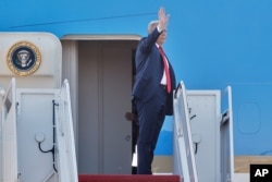 Donald Trump pe scara avionului Air Force One.