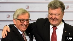 Президент Украины Петр Порошенко (справа) и глава Еврокомиссии Жан-Клод Юнкер на саммите «Восточного партнерства» в Риге 