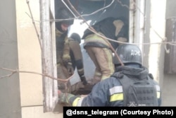 Рятувальники під час ліквідації наслідків атаки військ РФ по Васильківській громаді, 7 січня 2026 року