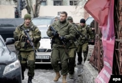 Лидер донецких сепаратистов Александр Захарченко (в центре) в Донецке. 22 января