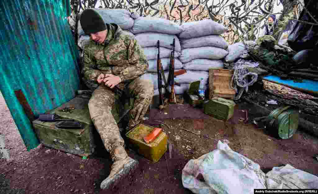 УКРАИНА - Украинската Армија соопшти дека тројца нејзини војници се убиени, во услови на повеќекратни прекршувања на прекинот на огнот од страна на сепаратистите во источна Украина. Според соопштението на Министерството за одбрана, сепаратистите 14 пати го прекршиле прекинот на огнот употребувајќи минофрлачи и тешка артилерија. Во борбите меѓу украинските сили и сепаратистите поддржани од Русија, кои држат делови од регионите Доњецк и Луганск, од април 2014 година загинаа над 10.300 луѓе.