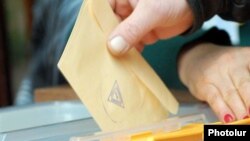 Armenia -- A voter casts a ballot in Yerevan, 14Sep2010