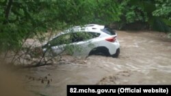 Aqmescit rayonınıñ Anğara köyünde suv alıp ketken maşina