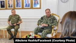 Vršiteljica dužnosti predsjednice Kosova Albulena Haxhiu na sastanku s admiralom Georgeom Wikoffom, komandantom Združenih savezničkih snaga NATO-a u Napulju, u Prištini, 28. jula 2026.