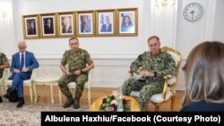 Ushtruesja e detyrës së presidentit të Kosovës, Albulena Haxhiu, në takim me admiralin George Wikoff, komandant i Komandës Aleate të Forcave të Përbashkëta të NATO-s në Napoli, në Prishtinë, 28 korrik 2026.