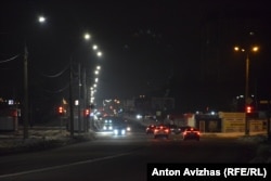 Харків, Салтівка, 21 січня 2026 року. На проспекті Академіка Павлова вуличне освітлення вмикають, коли є світло