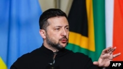 Președintele ucrainean Volodimir Zelenski la o conferință de presă comună cu președintele sud-african Cyril Ramaphosa, în timpul unei vizite oficiale a lui Zelenski în Africa de Sud - Pretoria, 24 aprilie 2024. 