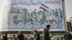 بیلبوردی در تهران که بهمن ۱۴۰۱ پس از یک مرحله سقوط ناگهانی ارزش پول ملی ایران نصب شده بود