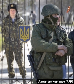 Російські військовослужбовці заблокували українських військових у військовій частині в селі Перевальному. Березень 2014 року