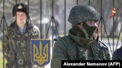 Российские военнослужащие заблокировали украинских военных в воинской части в селе Перевальном. Март 2014 года
