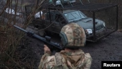 Український військовий відстежує російські дрони поблизу Костянтинівки, листопад 2025 року