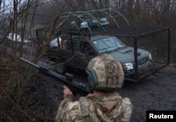 Військовослужбовець 93-ї омб ЗСУ стежить за російськими дронами, поки пікап вирушає на бойове завдання біля Костянтинівки. Донеччина. Україна, 27 листопада 2025 року