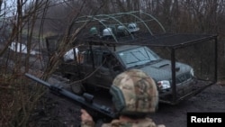 Военнослужащий 93-й отдельной механизированной бригады "Холодный Яр" ВСУ осматривает небо в поисках российских БПЛА недалеко от прифронтового города Константиновка в Донецкой области. 27 ноября 2025 года