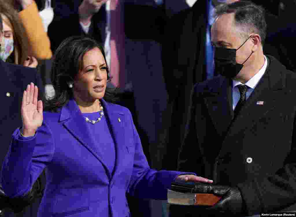 Me dorën mbi Bibël, Kamala Harris betohet si nënpresidente e SHBA-së. Ajo është nënpresidentja e parë grua në Amerikë.&nbsp;
