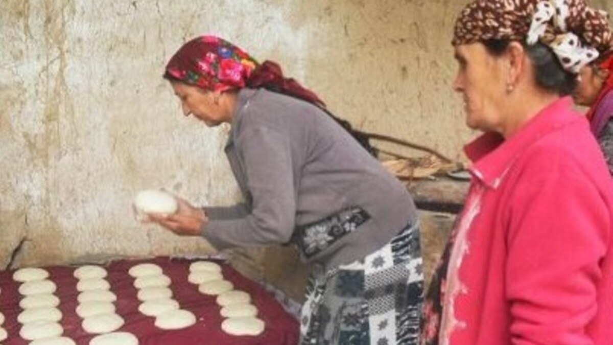 Мама по таджикски. Таджикская женщина домохозяйка. Женщина в таджикской семье. Мешок по таджикски. Тёща по таджикски.