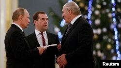 Президент России Владимир Путин, премьер-министр России Дмитрий Медведев (в центре) и президент Беларуси Александр Лукашенко. Москва, 25 декабря 2013 года.