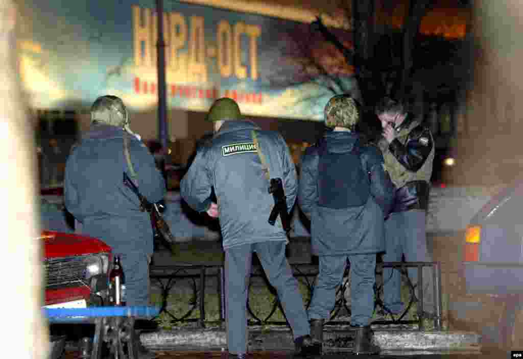 Russian police stand outside the Dubrovka theater in Moscow after Chechen extremists stormed the building and took between 900 and 1,000 people hostage on the evening of October 23, 2002.&nbsp;