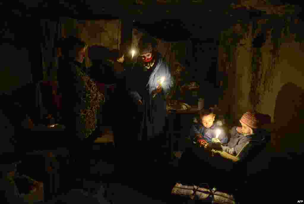 Вечір у одному з підвалів-бомбосховищ Донецька, 2 грудня 2014 року