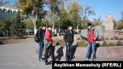 Молодые люди на площади в Жезказгане. Иллюстративное фото.