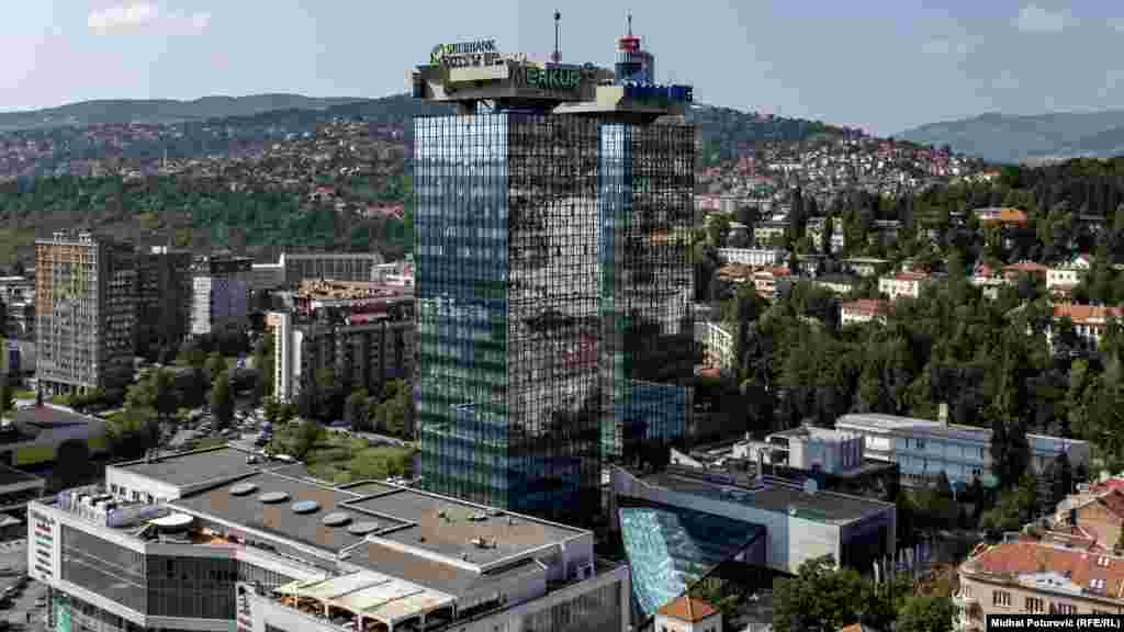 Poslovni centar UNIS - Sarajevo, projekat iz 1986. godine. Neboderi su izgorjeli tokom granatiranja Sarajeva sa srpskih položaja oko grada, tokom rata od 1992. do 1995, a obnovljeni prema istom projektu nakon rata. Danas je to takođe poslovni centar - UNITIC.