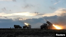 Українські військові запускають ракети з системи залпового вогню «Град» у районі міста Дебальцеве, 8 лютого 2015 року