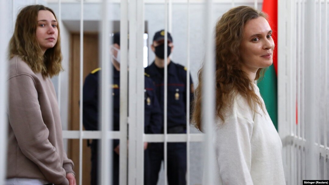 Katsyaryna Andreyeva (dreapta) și Darya Chultsova stau în boxa acuzaților în timpul pledoariilor de pe 18 februarie 