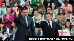 Президенты Франции и Грузии Николя Саркози (справа) и Михаил Саакашвили. Тбилиси. 7 октября 2011 г