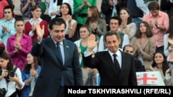 Президенты Франции и Грузии Николя Саркози (справа) и Михаил Саакашвили. Тбилиси. 7 октября 2011 г