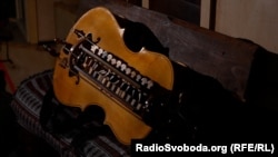 Ліра, яку Тарас козуб виготовив власноруч: «Ця ліра зроблена 2017 року. Це вже з якісного матеріалу. Це вже була якісна ялина наша – закарпатська»